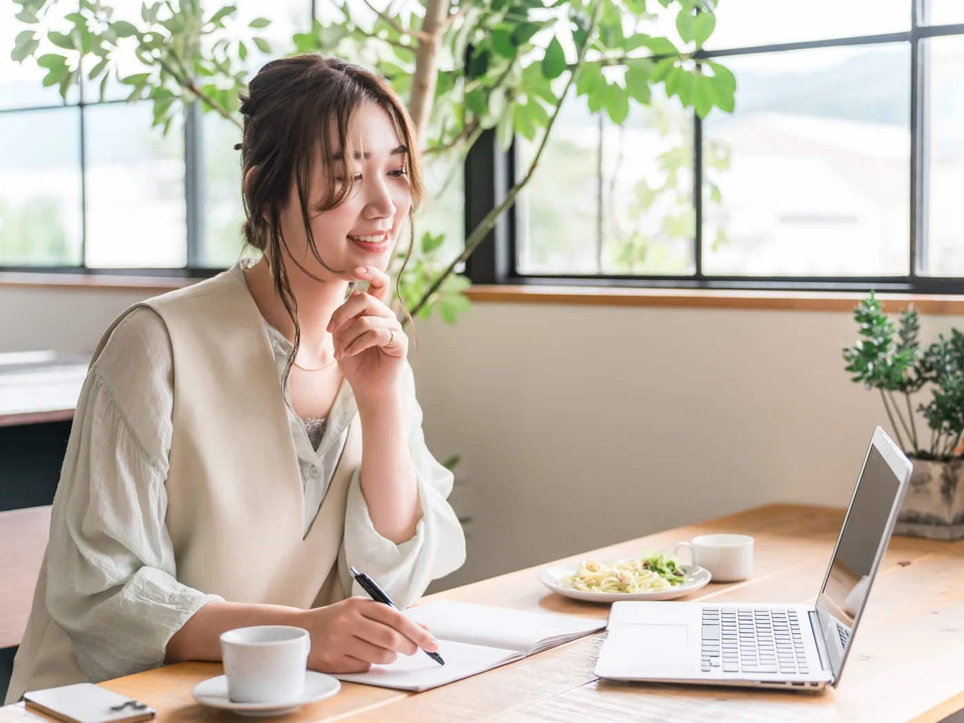 カフェでくつろぐ女性